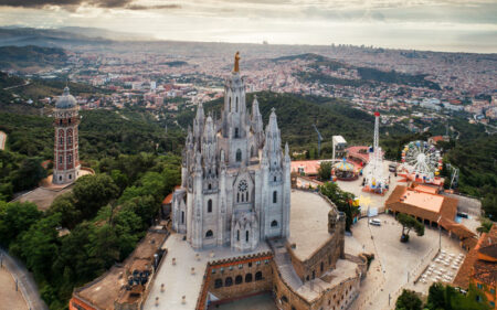 Tibidabo, parc d'attracttion et temple dans les hauteurs de Barcelone